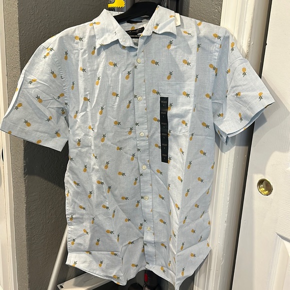 Man pineapple button shirt. - Picture 1 of 1